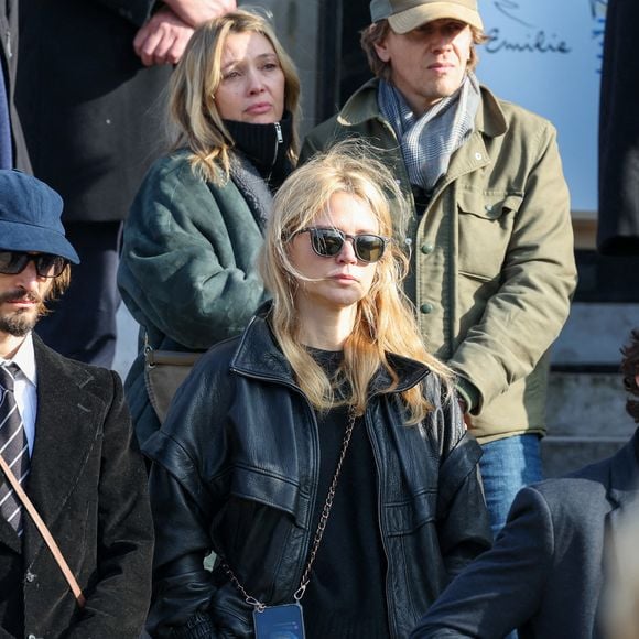 Anne Marivin, Alex Lutz, Niels Schneider, Virginie Efira à la sortie des obsèques d'Emilie Dequenne au cimetière Père Lachaise à Paris, France, le 26 mars 2025. © Cyril Moreau/Bestimage
