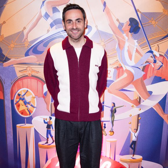 L'animateur vedette de TF1 n'en a pas tout à fait fini avec la radio.

Camille Combal assiste à la première de "Tempo", la nouvelle production du Cirque d'Hiver Bouglione, à Paris, en France, le 18 octobre 2025. Photo de David Boyer/ABACAPRESS.COM