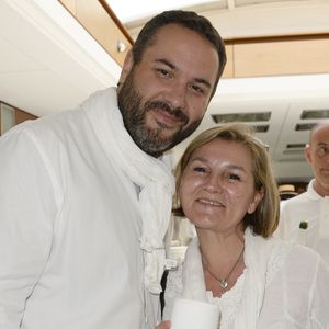 Bruce Toussaint et sa femme Catherine - La 4ème édition du "Brunch Blanc" sur le bateau "L'Excellence" à Paris, le 29 juin 2014. Coadic/Guirec