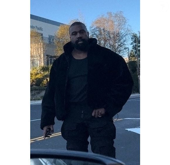 Exclusif - Kanye West agresse une photographe en train de le filmer à Los Angeles