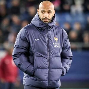 L'ancien attaquant n'a rien perdu de son aura. Entre son rôle d'entraîneur et celui de consultant, il garde la même rigueur que lorsqu'il remportait des trophées sur le terrain.

Echauffement des joueurs de France - Match amical espoirs "France - Etats-Unis (2-2)" au stade Auguste Bonal à Sochaux, le 25 mars 2024.

©BestImage