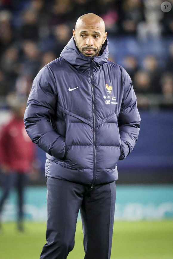 L'ancien attaquant n'a rien perdu de son aura. Entre son rôle d'entraîneur et celui de consultant, il garde la même rigueur que lorsqu'il remportait des trophées sur le terrain.

Echauffement des joueurs de France - Match amical espoirs "France - Etats-Unis (2-2)" au stade Auguste Bonal à Sochaux, le 25 mars 2024.

©BestImage