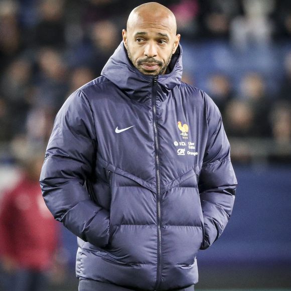 L'ancien attaquant n'a rien perdu de son aura. Entre son rôle d'entraîneur et celui de consultant, il garde la même rigueur que lorsqu'il remportait des trophées sur le terrain.

Echauffement des joueurs de France - Match amical espoirs "France - Etats-Unis (2-2)" au stade Auguste Bonal à Sochaux, le 25 mars 2024.

©BestImage