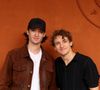 Le public a notamment pu y croiser les frères Aliocha et Volodia Schneider, très proches tant dans le milieu familial que sur la scène musicale.

Volodia Schneider et son frère Aliocha Schneider au village lors des Internationaux de France de Tennis de Roland Garros 2026. Paris, le 3 juin 2026.
© Jacovides-Moreau / Bestimage