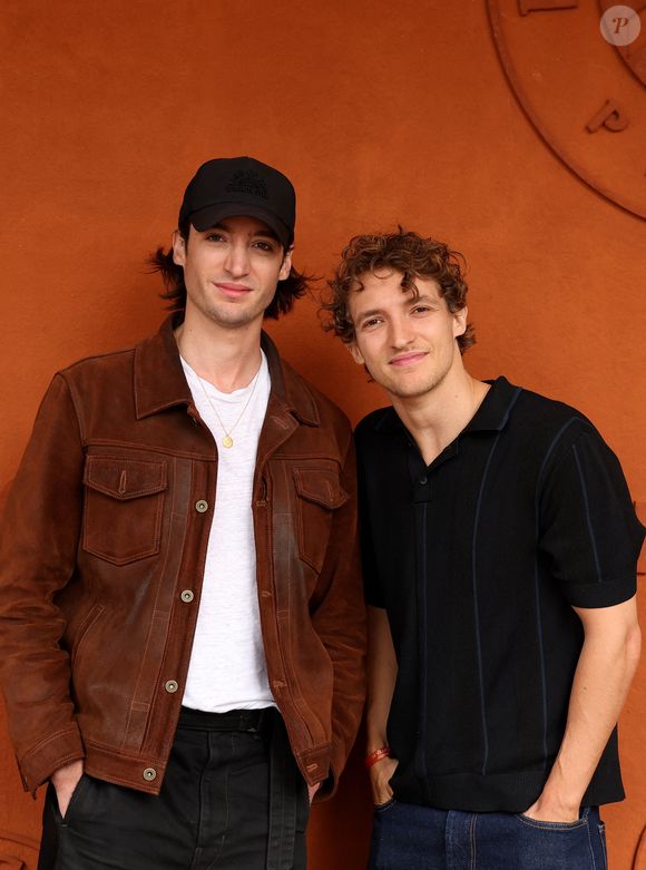 Le public a notamment pu y croiser les frères Aliocha et Volodia Schneider, très proches tant dans le milieu familial que sur la scène musicale.

Volodia Schneider et son frère Aliocha Schneider au village lors des Internationaux de France de Tennis de Roland Garros 2026. Paris, le 3 juin 2026.
© Jacovides-Moreau / Bestimage