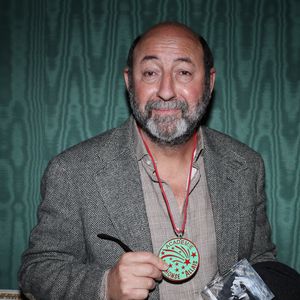 Exclusif - Kad Merad (nouveau membre de l'académie) lors de la remise des prix de l'académie Alphonse Allais à paris le 18 novembre 2025 dans les salons d'honneur de la SACD. © Denis Guignebourg / Bestimage