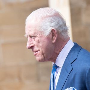 Le roi Charles III a exprimé sa profonde tristesse après l'attaque tragique à Vancouver.

Le roi Charles III salue les personnes qui lui souhaitent bonne chance alors qu'il quitte le service de Pâques à la chapelle Saint-George, au château de Windsor, à Londres, en Angleterre, au Royaume-Uni. Photo par Justin Ng /Avalon/ABACAPRESS.COM