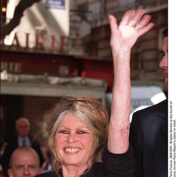 Brigitte Bardot à l'enterrement de la légende du photojournalisme Roger Therond, ancien rédacteur en chef de Paris Match. Paris-France, 28/6/2001. © Khayat-Travers/ABACA