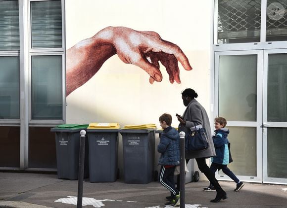 Illustration devant les anciens locaux Charlie Hebdo, rue Nicolas Appert à Paris © Alain Apaydin / Bestimage