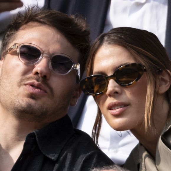 Antoine Dupont et Iris Mittenaere s'offrent une pause luxueuse. 

Antoine Dupont et sa compagne Iris Mittenaere en tribunes lors de la finale messieurs des Internationaux de France de Tennis de Roland Garros 2025 (jour 15), à Paris, France © Cyril Moreau/Bestimage