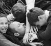 Sur la seconde, les princes George et Louis, accompagnés de leur sœur, la princesse Charlotte, se jettent sur leur père. Les sourires sont partagés et la bonne humeur de cet instant de complicité transparaît à l’écran.
Le prince William et ses enfants, la princesse Charlotte, le prince Louis et le prince George, prennent la pose à l'occasion de la fête des pères du 15 juin 2025 © Josh Shinner