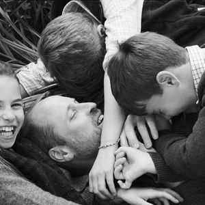 Sur la seconde, les princes George et Louis, accompagnés de leur sœur, la princesse Charlotte, se jettent sur leur père.  Les sourires sont partagés et la bonne humeur de cet instant de complicité transparaît à l’écran.

Le prince William et ses enfants, la princesse Charlotte, le prince Louis et le prince George, prennent la pose à l'occasion de la fête des pères du 15 juin 2025 © Josh Shinner
