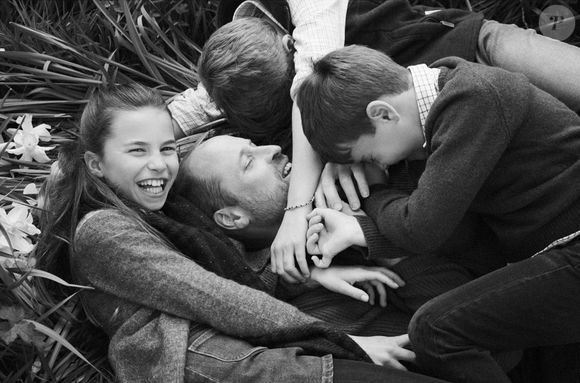 Sur la seconde, les princes George et Louis, accompagnés de leur sœur, la princesse Charlotte, se jettent sur leur père.  Les sourires sont partagés et la bonne humeur de cet instant de complicité transparaît à l’écran.

Le prince William et ses enfants, la princesse Charlotte, le prince Louis et le prince George, prennent la pose à l'occasion de la fête des pères du 15 juin 2025 © Josh Shinner