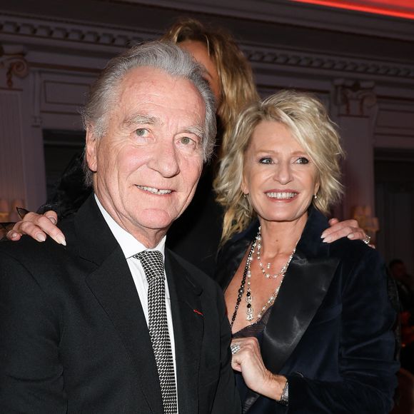 Sophie Davant incarne la femme chic décontractée, dans l'air du temps.

William Leymergie et sa compagne Sophie Davant - 46ème édition du Gala "Best Awards" à l'hôtel Georges V à Paris le 11 décembre 2023.  © Coadic Guirec / Bestimage