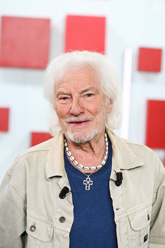 Et puis aussi, le chanteur de 96 ans était marié avec Hélène.

Exclusif - Hugues Aufray lors de l'enregistrement de l'émission "Vivement dimanche" à Paris, FRanxce, le 9 septembre 2025 et diffusée le 12 octobre 2025 sur France 3. © Guillaume Gaffiot/Bestimage