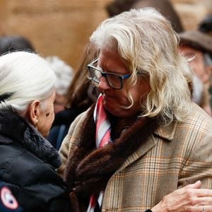 Une bien triste journée pour le clan Pompidou et ses proches... 

Exclusif - Nicole Pompidou, la veuve du défunt, et Pierre-Jean Chalençon - Obsèques d'Alain Pompidou en l'église Saint-Louis-en-l'Île à Paris. 
© Christophe Clovis / Bestimage