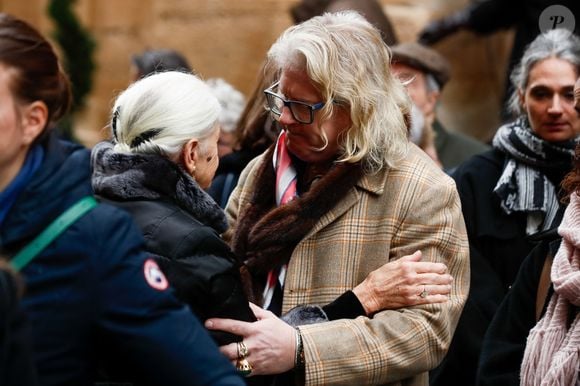 Une bien triste journée pour le clan Pompidou et ses proches... 

Exclusif - Nicole Pompidou, la veuve du défunt, et Pierre-Jean Chalençon - Obsèques d'Alain Pompidou en l'église Saint-Louis-en-l'Île à Paris. 
© Christophe Clovis / Bestimage