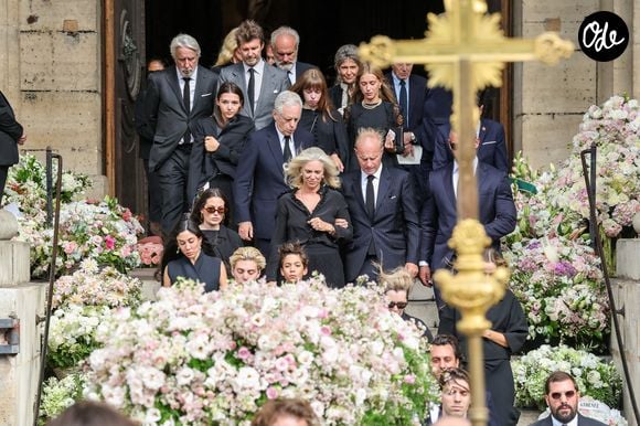 Robert Agostinelli, ses enfants Héloïse Agostinelli, Carlo Agostinelli et les proches de la défunte - Sortie des obsèques de Mathilde Favier en l'église Saint-Sulpice à Paris le 31 aout 2026. © Dominique Jacovides-Cyril Moreau/Bestimage