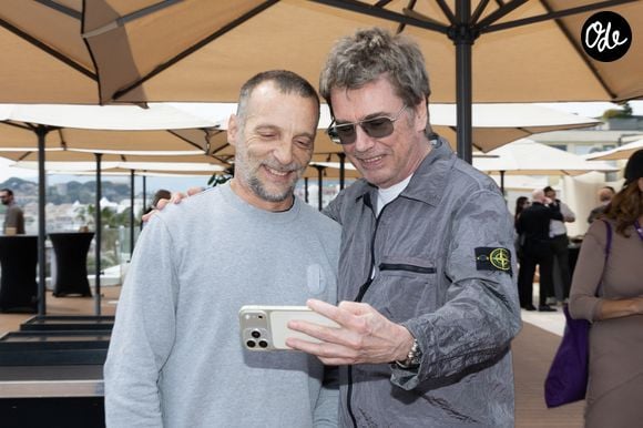 Mathieu Kassovitz et Jean-Michel Jarre assistent à la séance photo du 2e Festival mondial du film sur l'IA (WAIFF) à l'hôtel Marriott de Cannes, en France, le 21 avril 2026. 

Photo par Shootpix/ABACAPRESS.COM