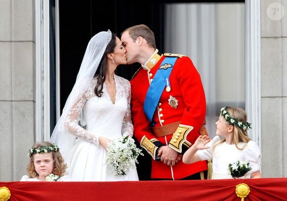 Qui avait travaillé sur la robe de mariée de Kate avec Sarah Burton

Archives - Mariage du prince William, duc de Cambridge et de Catherine Kate Middleton à Londres le 29 avril 2011