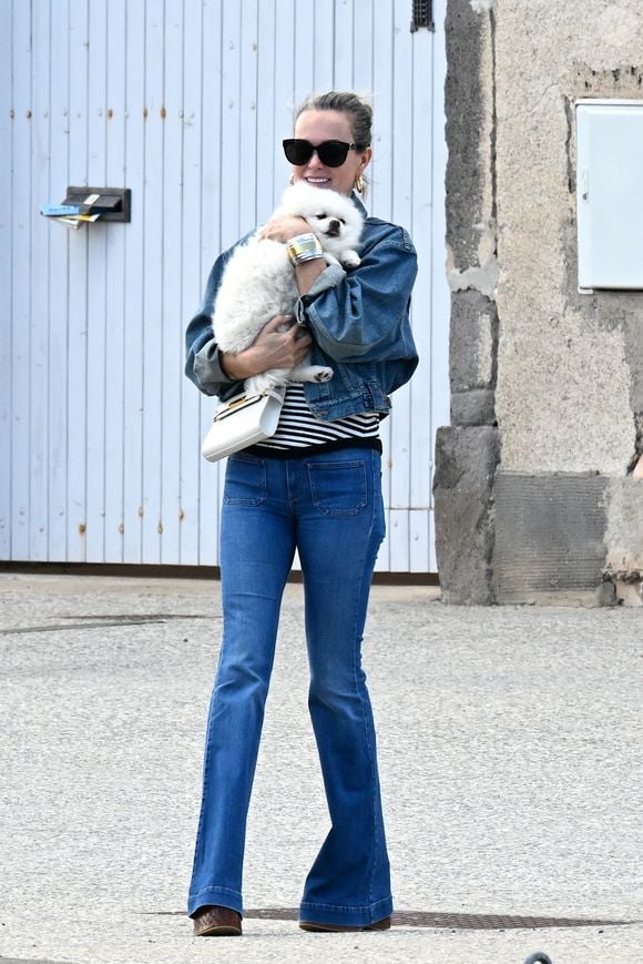 Exclusif -  Laeticia Hallyday -  Laeticia Hallyday sort d'un déjeuner en famille à Marseillan le 2 juillet 2024. (Agence / Bestimage).
