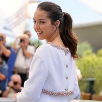 Lyna Khoudri réapparaît après l’officialisation de son couple avec Karim Benzema : bien accompagnée, elle rayonne