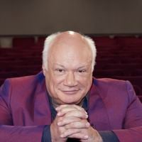 "Finalement ça y est" : Éric-Emmanuel Schmitt papa d'une petite fille à 65 ans, il se réjouit pleinement de cette paternité tardive