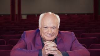 "Finalement ça y est" : Éric-Emmanuel Schmitt papa d'une petite fille à 65 ans, il se réjouit pleinement de cette paternité tardive