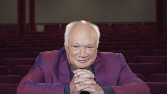 "Finalement ça y est" : Éric-Emmanuel Schmitt papa d'une petite fille à 65 ans, il se réjouit pleinement de cette paternité tardive