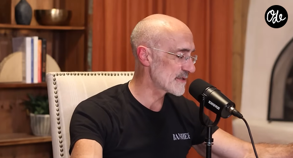 Selon une réflexion attribuée à Arthur Brooks, les personnes les plus heureuses seraient celles qui restent curieuses et ouvertes aux nouvelles expériences.

Arthur Brooks sur Youtube