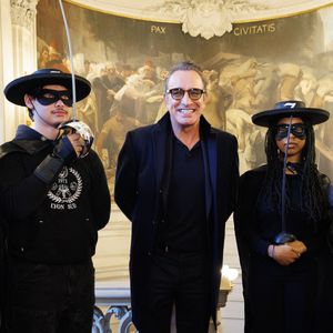 L'acteur français Jean Dujardin photographié lors d'une cérémonie de remise de la médaille de reconnaissance de la Ville de Bruxelles, à Bruxelles, le jeudi 28 novembre 2024. Un hommage au personnage emblématique de Zorro, créé en 1919 et interprété par Jean Dujardin dans une nouvelle série télévisée. Photo by ABACAPRESS.COM