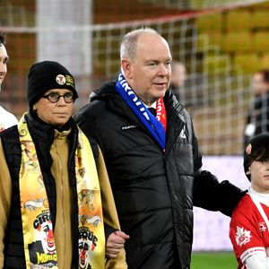 Louis Ducruet, sa mère la princesse Stéphanie et le prince Albert II de Monaco durant la cinquième édition de la Fight Aids Cup, un match de football caritatif au stade Louis II à Monaco, le 22 janvier 2025© Bruno Bebert / Bestimage