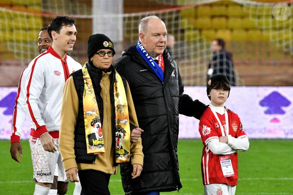 Louis Ducruet, sa mère la princesse Stéphanie et le prince Albert II de Monaco durant la cinquième édition de la Fight Aids Cup, un match de football caritatif au stade Louis II à Monaco, le 22 janvier 2025© Bruno Bebert / Bestimage