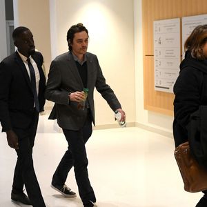 Alain-Fabien Delon et son avocate Florence Watrin arrivent au tribunal correctionnel de Paris pour avoir enregistré et diffusé avec son frère Anthony Delon une conversation de leur sœur, Anouchka, avec leur père, le 5 janvier 2024, à l'époque où les désaccords de la fratrie concernant la santé d'Alain Delon, à Paris, France, le 17 mars 2026. Anthony Delon et Anouchka sont absents. © Clément Prioli/Bestimage