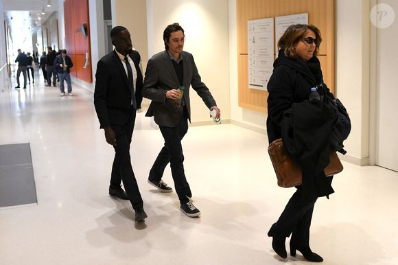 Alain-Fabien Delon et son avocate Florence Watrin arrivent au tribunal correctionnel de Paris pour avoir enregistré et diffusé avec son frère Anthony Delon une conversation de leur sœur, Anouchka, avec leur père, le 5 janvier 2024, à l'époque où les désaccords de la fratrie concernant la santé d'Alain Delon, à Paris, France, le 17 mars 2026. Anthony Delon et Anouchka sont absents. © Clément Prioli/Bestimage