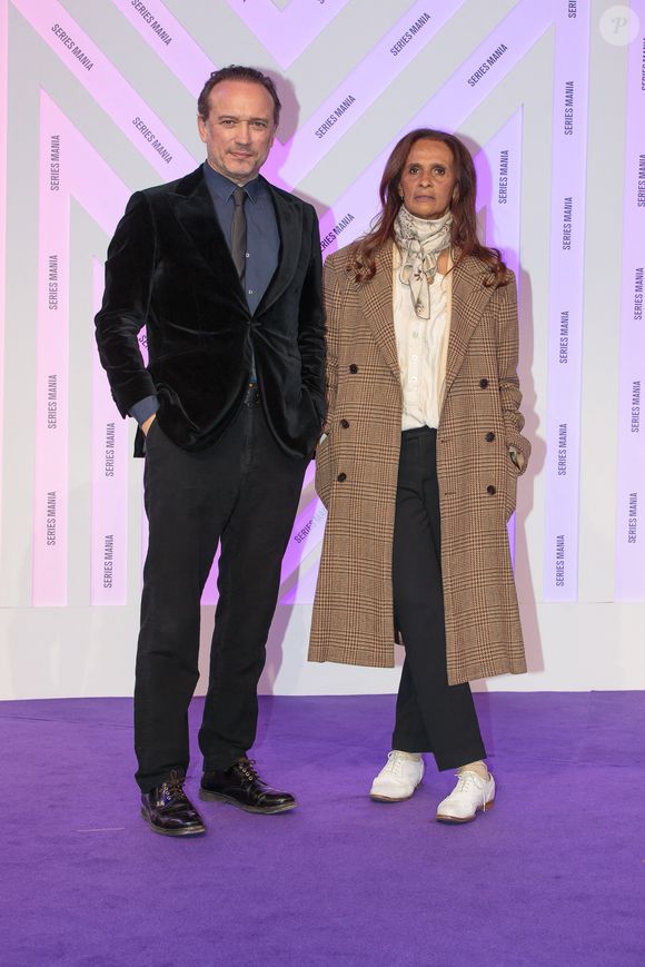 Vincent Perez et sa femme Karine Silla - Cérémonie d'ouverture du festival Series Mania à Lille le 21 mars 2025. © Stéphane Vansteenkiste/Bestimage