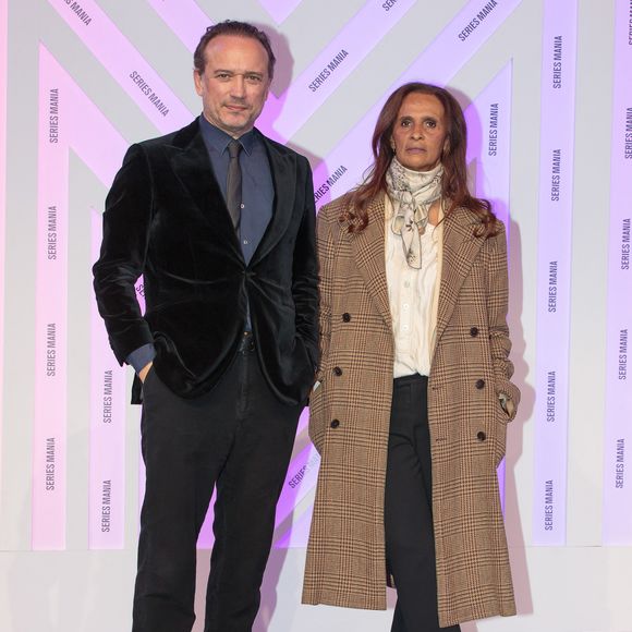 Vincent Perez et sa femme Karine Silla - Cérémonie d'ouverture du festival Series Mania à Lille le 21 mars 2025. © Stéphane Vansteenkiste/Bestimage