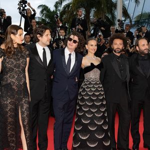 Jamil Shamasdin, Alma Jodorowsky (enceinte), Félix de Givry, Ugo Bienvenu, Natalie Portman, William Lebghil, Vincent Macaigne, Sophie Mas - Montée des marches du film « Eddington » lors du 78ème Festival International du Film de Cannes, au Palais des Festivals à Cannes. Le 16 mai 2025
© Olivier Borde / Bestimage