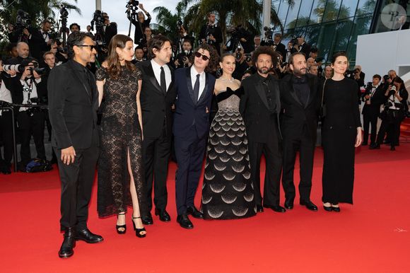Jamil Shamasdin, Alma Jodorowsky (enceinte), Félix de Givry, Ugo Bienvenu, Natalie Portman, William Lebghil, Vincent Macaigne, Sophie Mas - Montée des marches du film « Eddington » lors du 78ème Festival International du Film de Cannes, au Palais des Festivals à Cannes. Le 16 mai 2025
© Olivier Borde / Bestimage