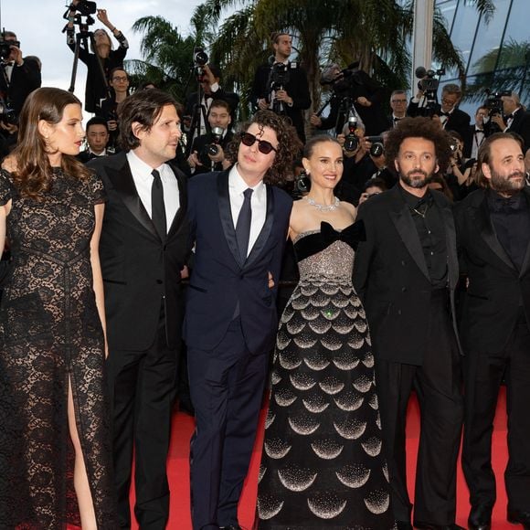 Jamil Shamasdin, Alma Jodorowsky (enceinte), Félix de Givry, Ugo Bienvenu, Natalie Portman, William Lebghil, Vincent Macaigne, Sophie Mas - Montée des marches du film « Eddington » lors du 78ème Festival International du Film de Cannes, au Palais des Festivals à Cannes. Le 16 mai 2025
© Olivier Borde / Bestimage