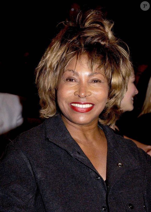 Tina Turner lors d'un défilé Giorgio Armania, à Milan, le 1er octobre 2002. LAPRESSE / BESTIMAGE