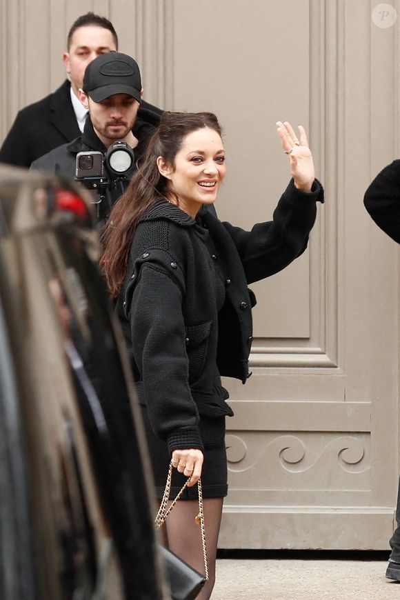 Marion Cotillard - Les célébrités au défilé Chanel 2 "Collection Haute Couture Printemps/Eté 2025" lors de la Fashion Week de Paris (PFW), le 28 janvier 2025

Photo : Christophe Clovis / Bestimage