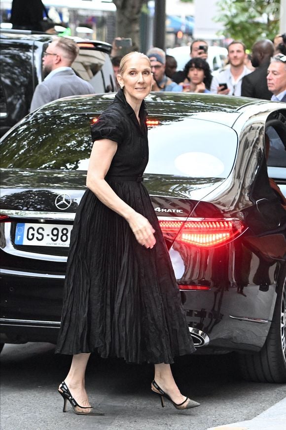 Récemment, des chansons inédites ont circulé sur la Toile mais elles sont fausses et non approuvées par la star

Céline Dion à la sortie de l'hôtel Royal Monceau à Paris avant l'ouverture des Jeux Olympiques (JO) de Paris 2024, à Paris, France, le 24 juillet 2024. Agence/Bestimage