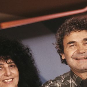 Pierre Perret et sa femme Rebecca sur le plateau de "Tournez Manège".
Bernard LEGUAY via Bestimage