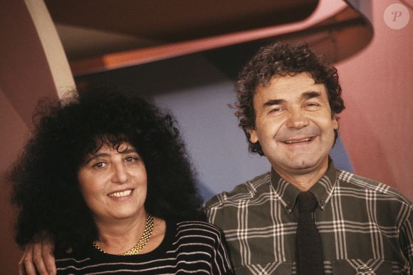 Pierre Perret et sa femme Rebecca sur le plateau de "Tournez Manège".
Bernard LEGUAY via Bestimage