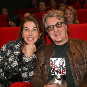 François Cluzet et sa femme Narjiss Slaoui-Falcoz durant la soirée de clôture et remise des prix de la 4eme édition du Nice Festival CinéRoman au cinéma Pathé Gare du Sud à Nice, le 9 octobre 2022.
C'est avec la remise des prix et la projection en avant première du film de Bruno Chiche, Maestro (s), en présence de son équipe, Yvan Attal, Pierre Arditi, Caroline Anglade et Pascale Arbillot, que le Festival s'est achevé.
9 films tirés de roman ont été présentés en compétition et le Jury, présidé cette année par Danièle Thompson, a recompensé pour le Prix de la meilleure adaptation, Audrey Diwan pour son film L’Evénement, pour son adaptation de l’œuvre d’Annie Ernaux, récente Prix Nobel de littérature, autour du thème de l’avortement, pour le Prix Romain Gary : Yvan Attal, une création du jury présidé par Danièle Thompson, pour le Prix du Jury : Jean Becker a reçu ce prix pour l’ensemble de sa carrière, pour les Prix de l’interprétation féminin et masculin, il s'agira de prix multiples pour Sara Giraudeau, Gilles Lellouche et Daniel Auteuil pour l’ensemble de leur trio… et pour le Prix Auberi-Breitling, c'est François Cluzet que le jury a désigné à l’unanimité comme personnalité artistique ayant, par son travail et sa présence, participé fortement à l’image de la Côte d’Azur. © Bruno Bebert/Bestimage