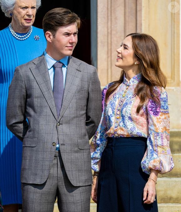 À l'occasion de son 85e anniversaire, la reine Margrethe assiste à un concert du Royal Life Guards Band dans la cour intérieure du palais de Fredensborg. Photo by Backgrid USA / Bestimage