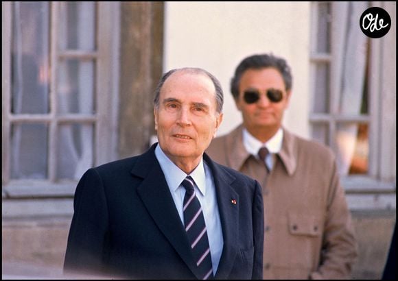 ARCHIVES - FRANCOIS MITTERRAND ET ROGER HANIN AU PREMIER TOUR DES ELECTIONS PRESIDENTIELLES EN 1988 24/04/1988 - Paris