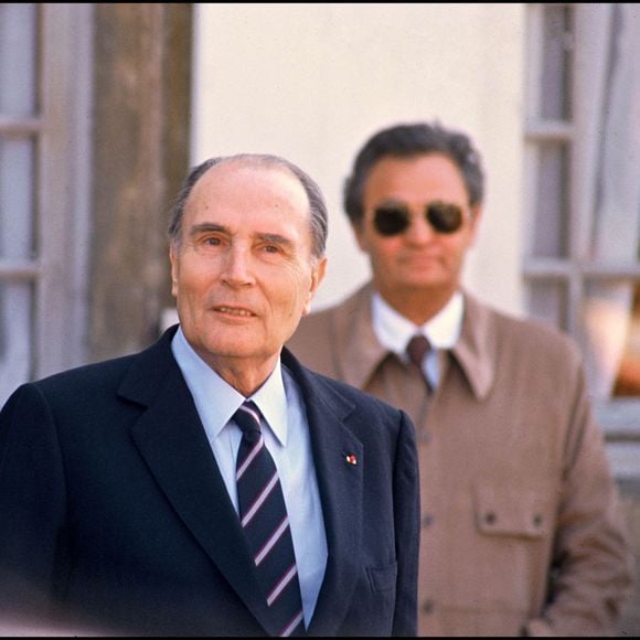 ARCHIVES - FRANCOIS MITTERRAND ET ROGER HANIN AU PREMIER TOUR DES ELECTIONS PRESIDENTIELLES EN 1988 24/04/1988 - Paris