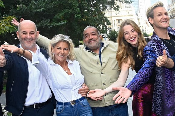 Caroline Margeridon est à Bruxelles avec les acheteurs (Stéphane Vanhandenhoven, Aurore Morisse, Bernard Dumeige, Alexandra Morel, Glorian Kabongo, François-Xavier Renou, François Cases Bardina, Gérald Watelet (animateur) et Jérôme Duvillard (commissaire-priseur)) de l'émission belge "Affaire conclue" pour une vente aux enchères d'objets donnés à "Viva for Life" en Belgique le 29 octobre 2022. ©Photonews / Bestimage